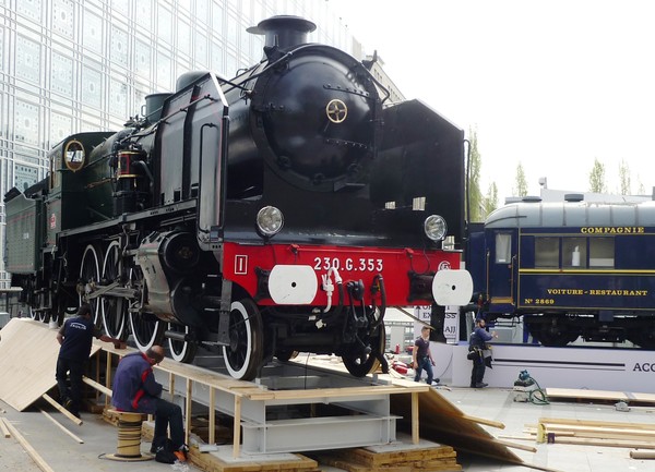 LA 230 G 353 SUR L'ESPLANADE.