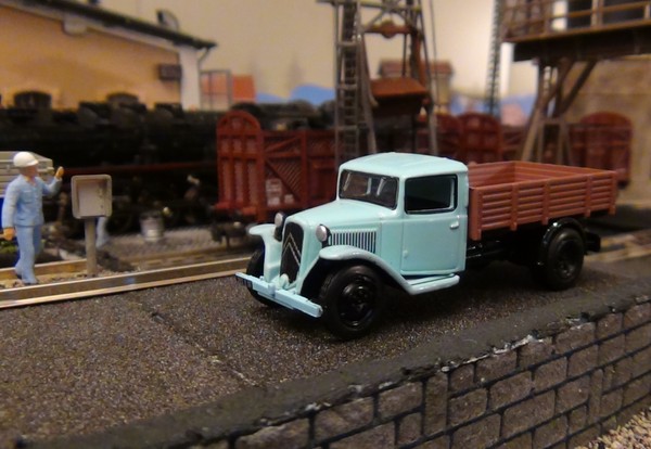 VOITURE MINIATURE FOURGON Camion Renault 1000 KG Lustucru 1/43 état