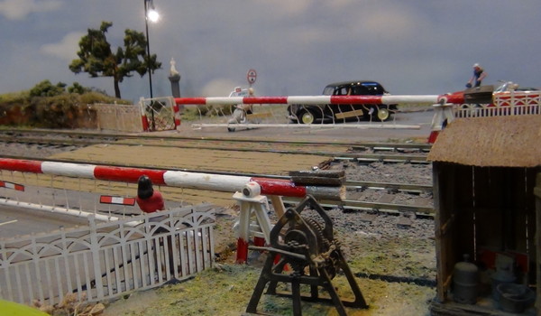 Passage à Niveau électrique Fonctionnel Faller 120174 - Échelle HO 1/87 - Kit à Monter - Pour Train Miniature