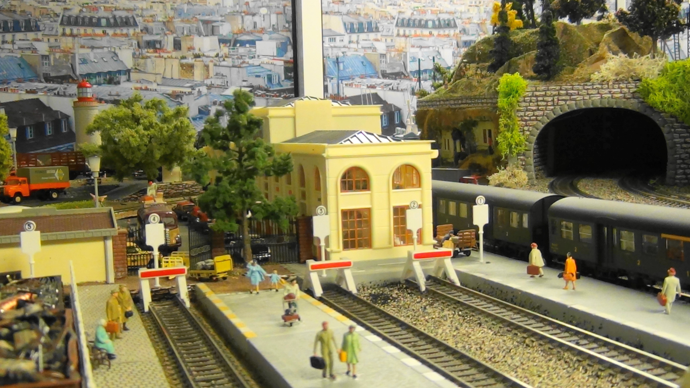 LES QUAIS DE LA GARE PRINCIPALE.