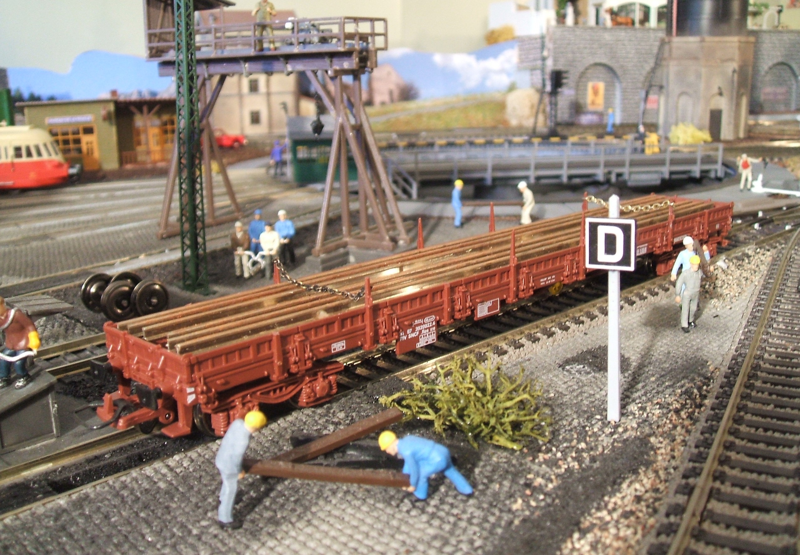 Wagon Plat Type Res - Ermewa / SNCF - Chargement Rails Sur Traverse Betons N