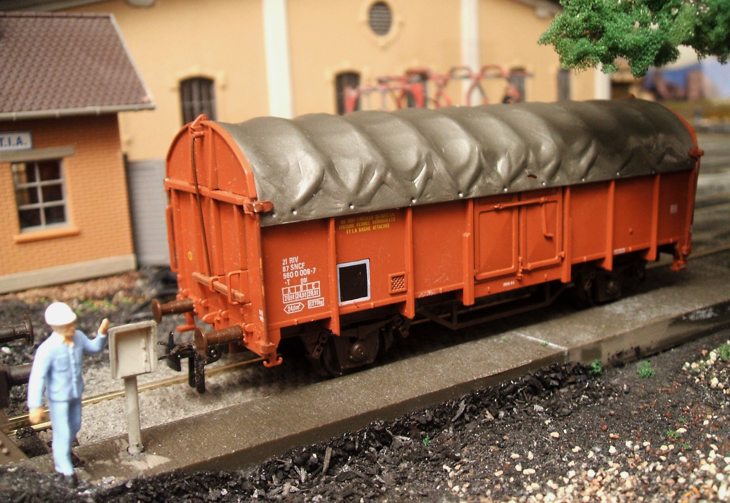 KLEIN Un wagon à toit ouvrant.