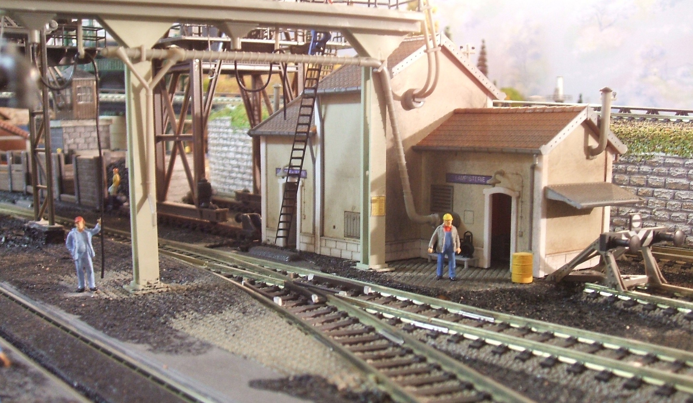 MAQUETTES MKD huilerie, sablerie, distributeur TIA en ho ( 2ème ex