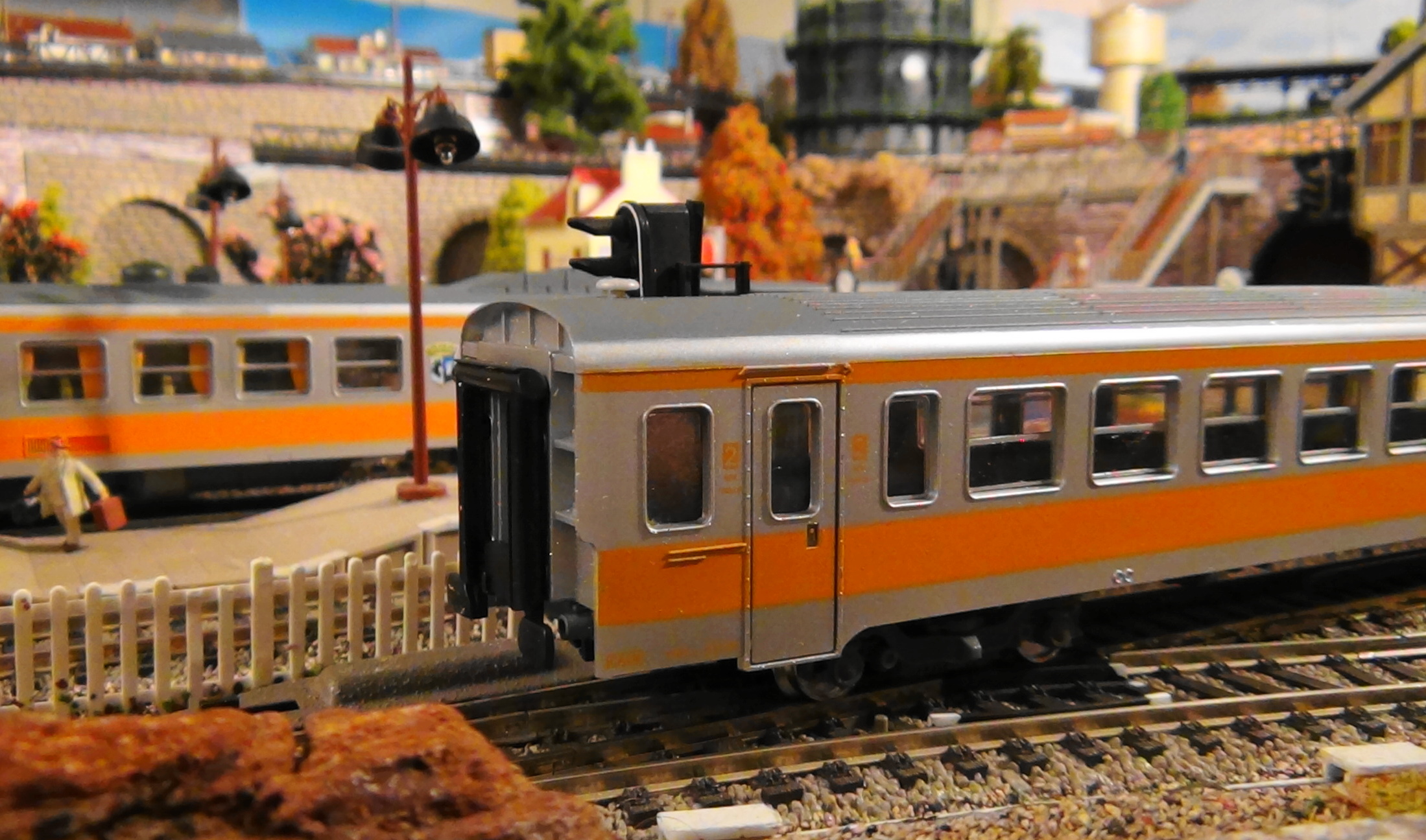 JOUEF HO rame turbotrain locomotive diesel + une voiture SNCF # 8611 5492